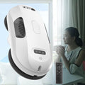 Robot nettoyeur de fenetres avec le nettoyage des surfaces vitrees et une pulverisation integree